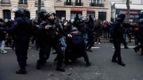 بالفيديو.. الاحتجاجات على نظام التقاعد بفرنسا تتحول إلى صدامات مع الشرطة