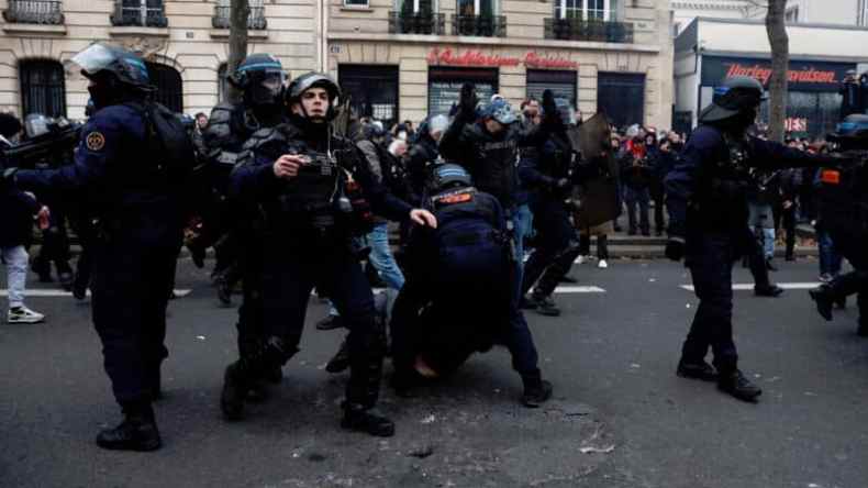 بالفيديو.. الاحتجاجات على نظام التقاعد بفرنسا تتحول إلى صدامات مع الشرطة