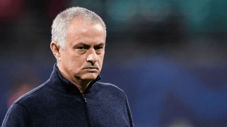 هل يُؤدّي مورينيو دور الشرّير في فيلم “جيمس بوند”؟