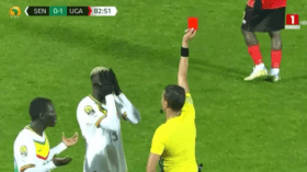 طرد لاعب بعد 4 دقائق فقط من دخوله بديلا