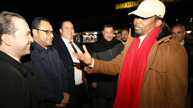 بالصور.. إيتو يغادر الجزائر بعد إقصاء الكاميرون