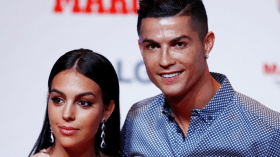 جورجينا رفقة امرأة منتقبة في برج المملكة بالرياض(فيديو)