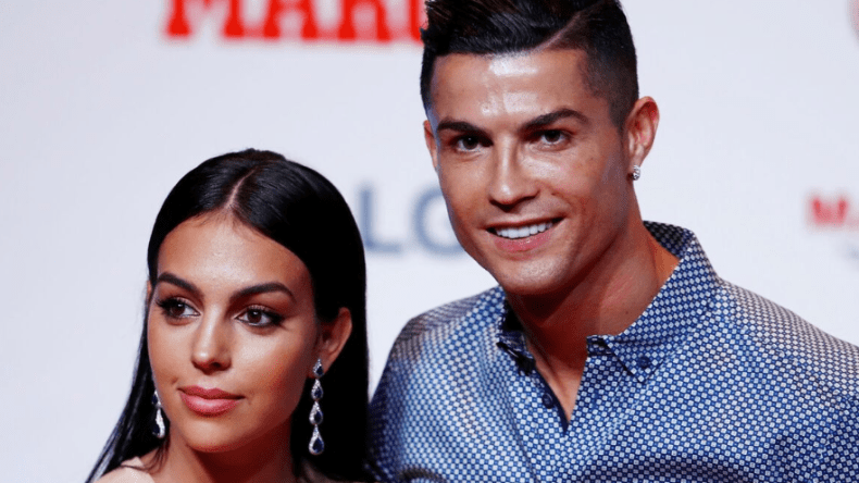 جورجينا رفقة امرأة منتقبة في برج المملكة بالرياض(فيديو)