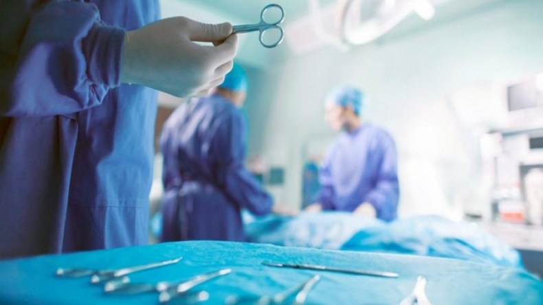لازمه لمدة 25 عاما.. طاقم طبي تونسي ينزع خنجرا من ظهر جزائري