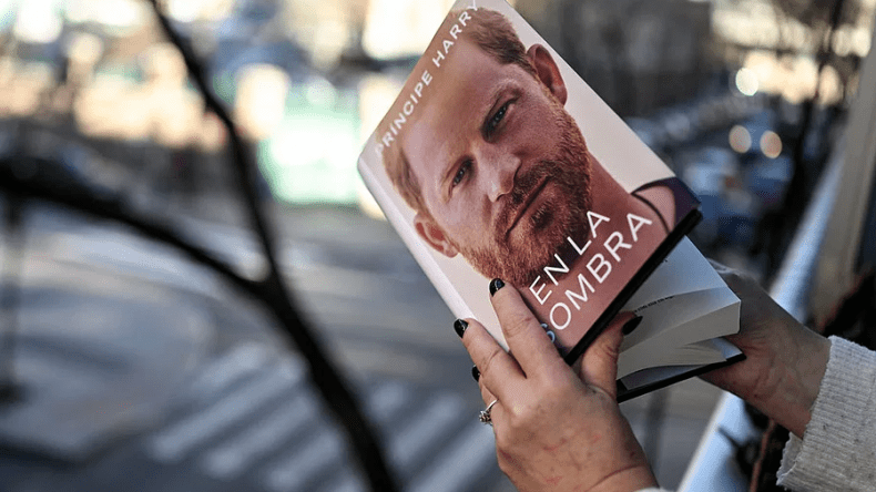 مذكرات الأمير هاري تحقق مبيعات قياسية في بريطانيا