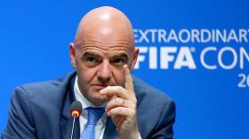 فيفا يدعو دول العالم إلى إطلاق اسم بيليه على أحد ملاعبها