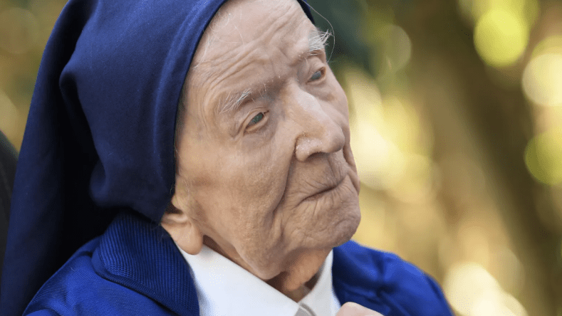 وفاة راهبة فرنسية “أكبر إنسان على وجه الأرض”