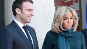 كيف تزوجت معلمتك؟.. شاهد رد ماكرون على صحفي أحرجه بالسؤال!