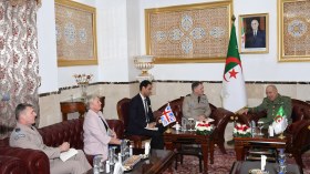 الفريق أول شنقريحة يستقبل مسؤول عسكري بريطاني