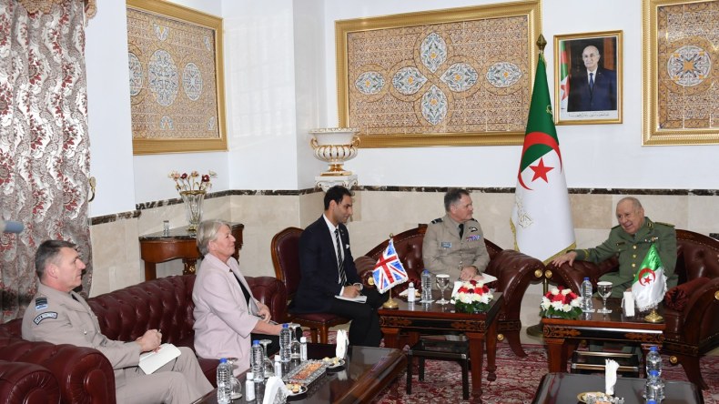 الفريق أول شنقريحة يستقبل مسؤول عسكري بريطاني