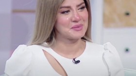 مذيعة تبكي على الهواء بسبب ابنها (فيديو)
