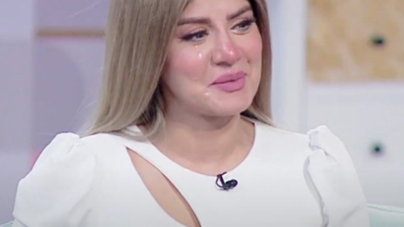 مذيعة تبكي على الهواء بسبب ابنها (فيديو)