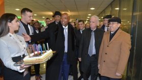 بالفيديو.. موتسيبي يحتفل بعيد ميلاده في الجزائر