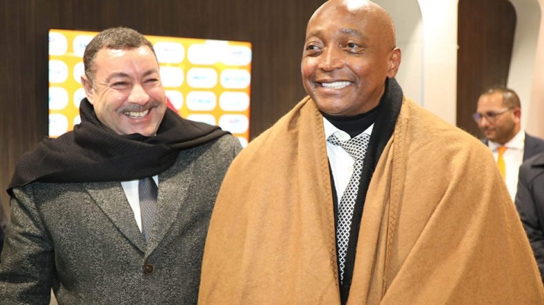 رئيس “الكاف” يحظى بتكريم خاص في وهران