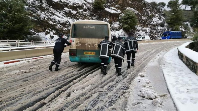 إصابات وحوادث جراء التقلبات الجوية بوسط وغرب البلاد