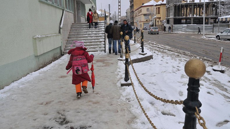 الثلوج تعزل مدارس والتدفئة تعلق الدراسة في أخرى