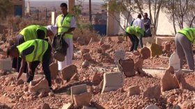 ملابس داخلية.. صور عرسان ودُمى أطفال داخل مقابر وهران