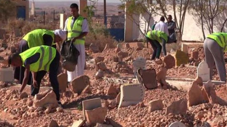 ملابس داخلية.. صور عرسان ودُمى أطفال داخل مقابر وهران