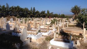 مشعوذون يسرقون جثة ويملؤون القبر بـ”الحروز”