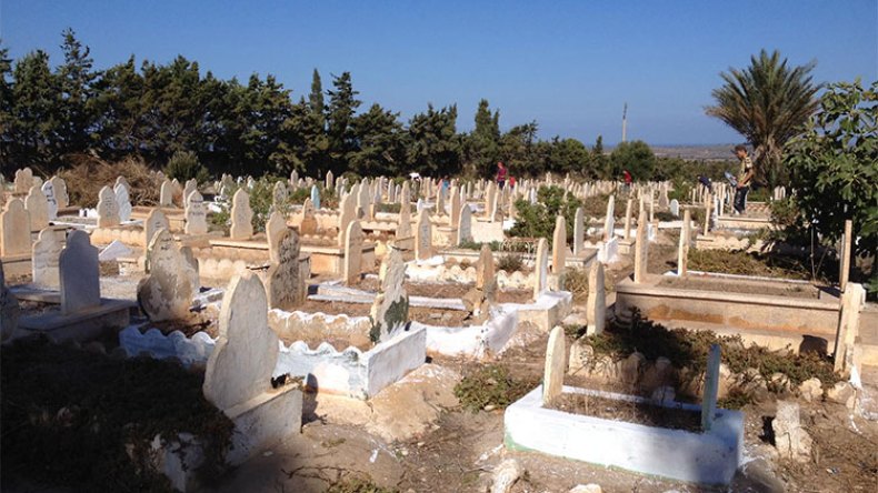 مشعوذون يسرقون جثة ويملؤون القبر بـ”الحروز”