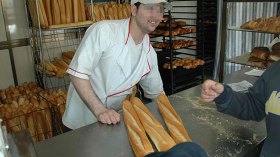 الخبز العادي يعود إلى رفوف المخابز