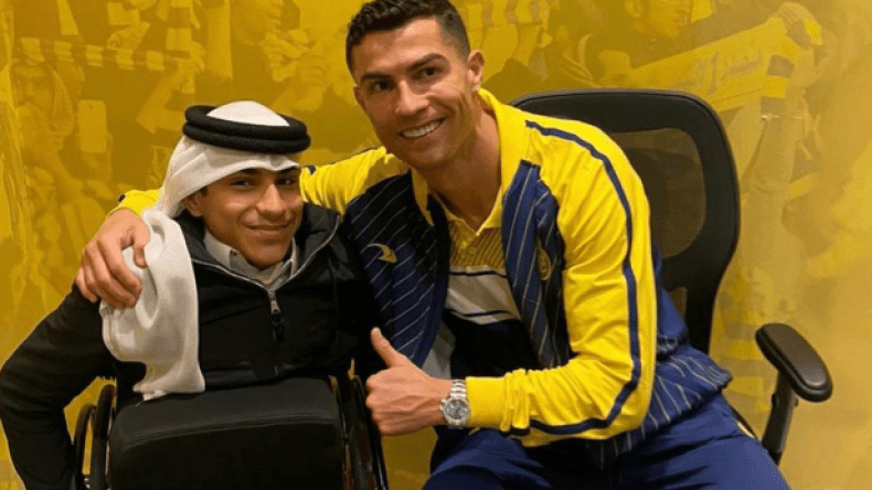 بالصور.. رونالدو يلتقي نجم افتتاح مونديال قطر