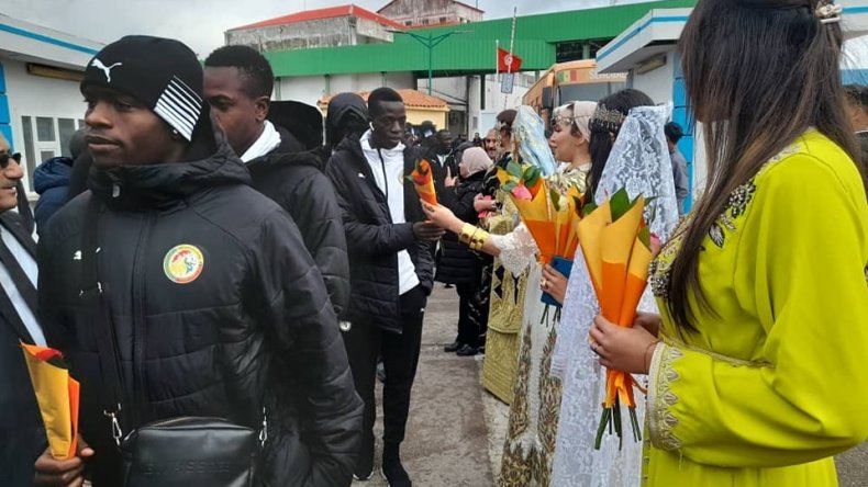 بالصور.. المنتخب السنغالي يحل بالجزائر ويحظى باستقبال خاص