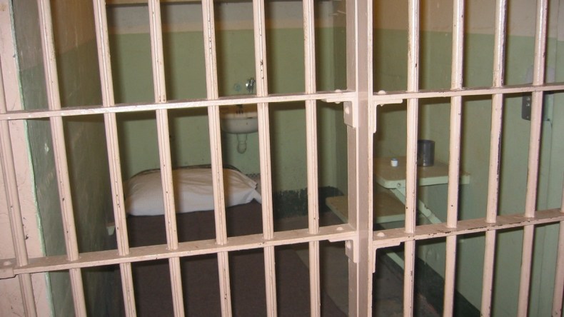 سابقة قضائية.. محكمة عربية تعاقب تاجر مخدرات بـ”الأشغال المؤبّدة”