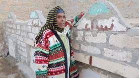 سيدة مصرية تقيم بجوار قبور أبنائها الأربعة منذ 33 سنة