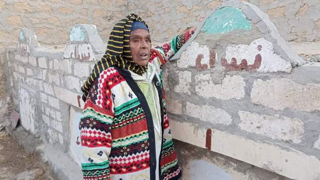 سيدة مصرية تقيم بجوار قبور أبنائها الأربعة منذ 33 سنة