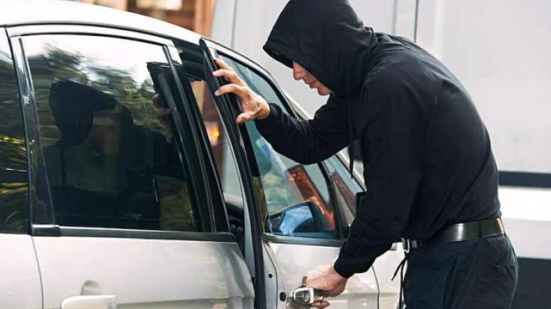 الإطاحة بشبكة لصوص يستدرجون ضحاياهم عن طريق إعلان لبيع سيارة