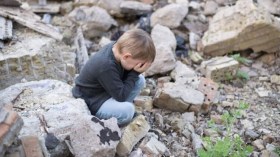 طفل سوري يبكي والديه بعد الزلزال.. صورة تصنع الحدث هذه حقيقتها