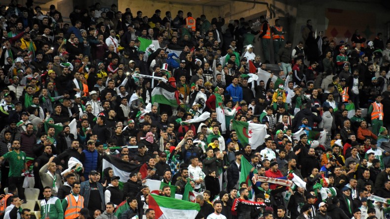 بالفيديو.. موقف طريف لفنانة جزائرية في ملعب مانديلا