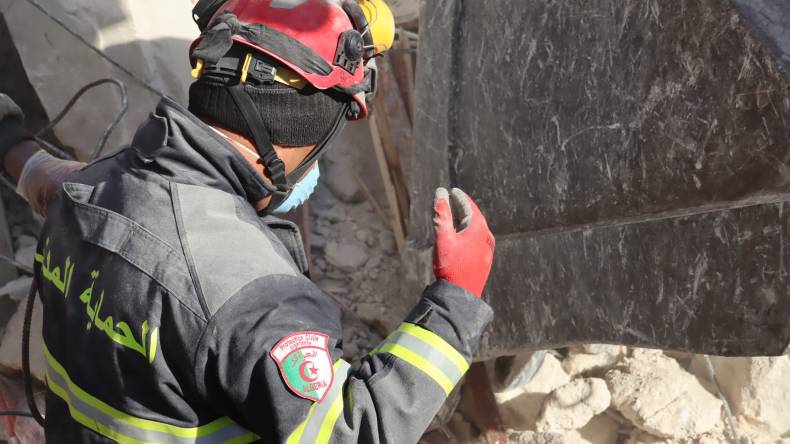 الجالية الجزائرية في حلب تكرّم أعوان الحماية المدنية المشاركين في الإغاثة (فيديو)