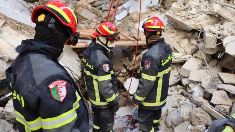 فريق الإغاثة الجزائري ينقذ امرأة بعد 7 أيام تحت الردوم في تركيا (فيديو)