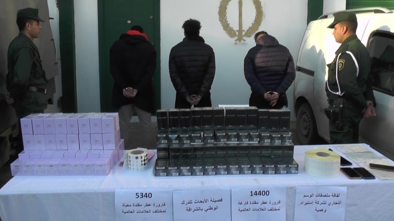 اكتشاف ورشة لصناعة ماركات عطور عالمية مقلدة بعين البنيان