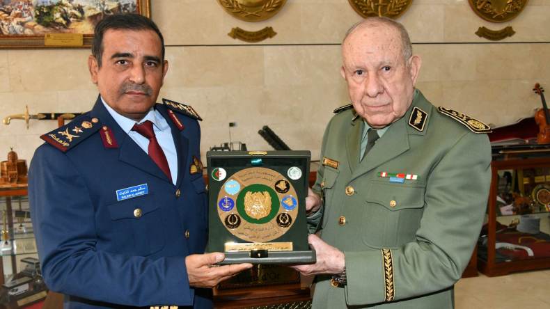 رئيس أركان القوات المسلّحة القطرية في زيارة بالجزائر (فيديو)