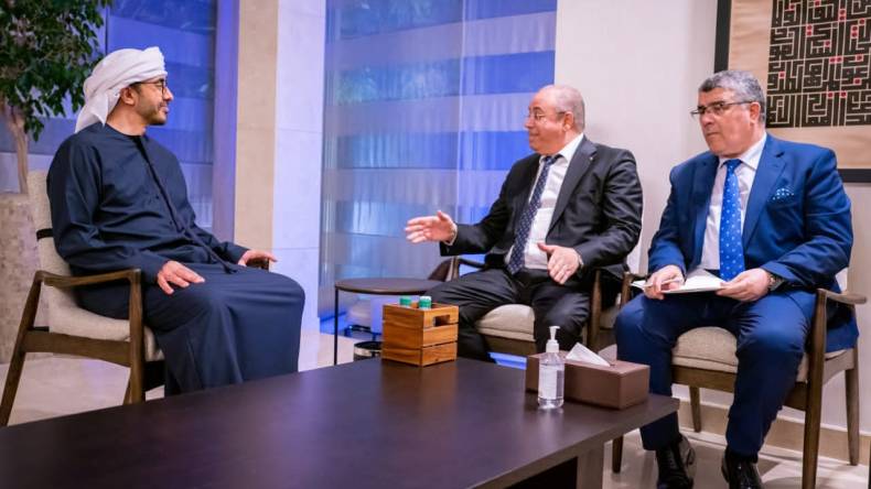 وزير الصناعة يلتقي وزير الخارجية الإماراتي في أبو ظبي (فيديو)