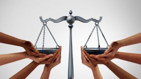 العدل يحقّق التّوازن الاجتماعي