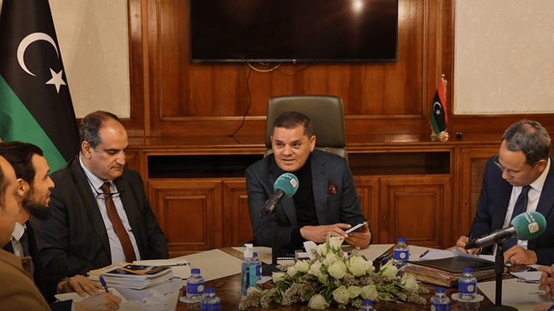 الدبيبة يجتمع مع خبراء الزلازل بسبب انحسار مياه البحر في ليبيا