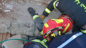 بالفيديو.. فريق الإنقاذ الجزائري يخرج رجلا من تحت الركام في حلب السورية