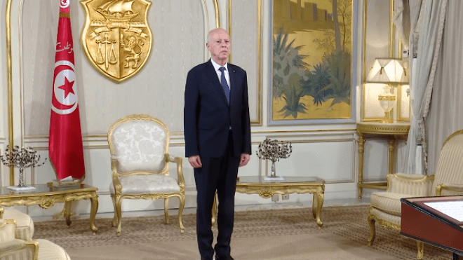 بالفيديو.. الرئيس التونسي ينهي مهام وزير الخارجية
