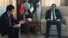 عرقاب يبحث تقدّم مشروعي غار جبيلات والفوسفات المدمج مع السفير الصيني