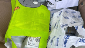 فرق الإنقاذ تعثر على أموال ضخمة تحت الأنقاض بتركيا.. صورة تصنع الحدث