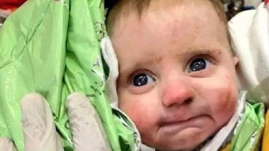 Un bébé de 21 jours retrouvé vivant après six jours sous les décombres en Syrie (VIDEO)