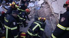 بالفيديو.. لحظات مؤثرة لعنصر إنقاذ جزائري بعد اخراج طفل تركي من تحت الأنقاض