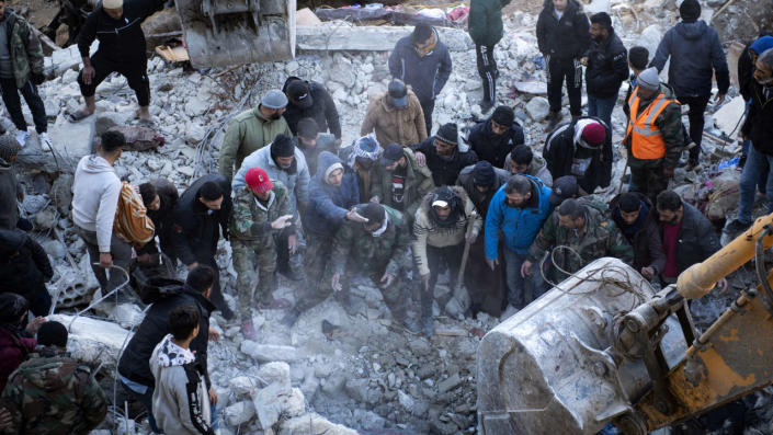 Le bilan du séisme en Turquie et en Syrie dépasse 11 200 morts