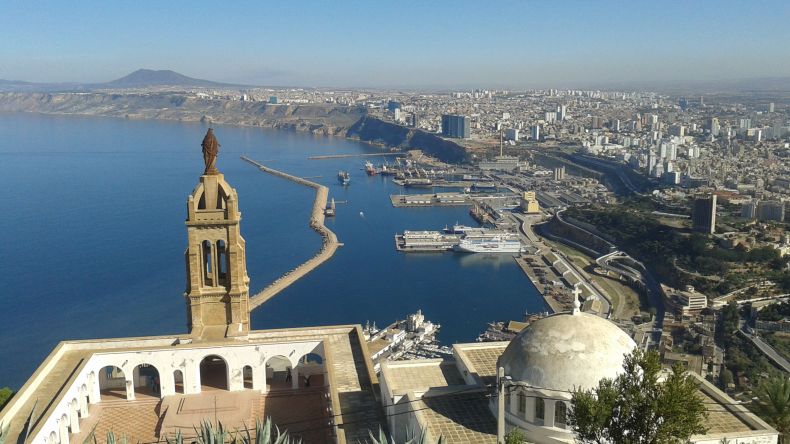 توقيف 4 أجانب بوهران لتورطهم في النصب والاحتيال وتزوير العملات النقدية