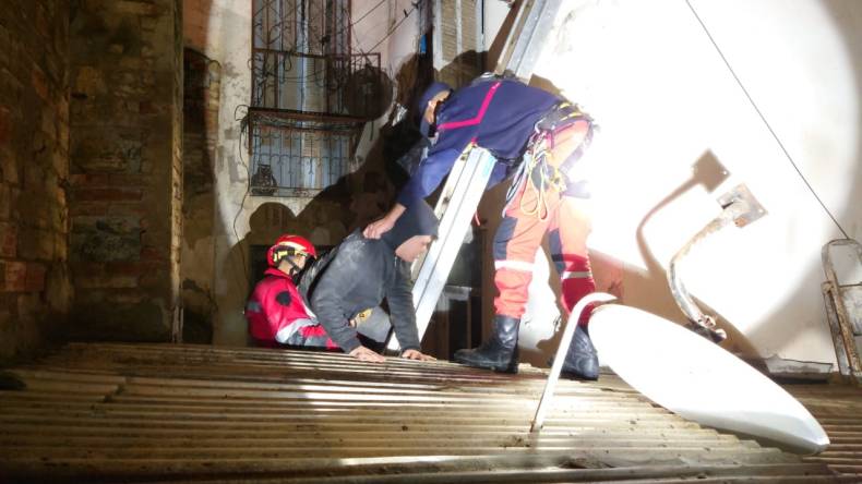 Des escaliers d’un immeuble s’effondrent à Bab El Oued: 6 familles secourues  (PHOTOS)