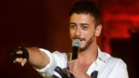 Jugé à Paris pour viol aggravé: un chanteur proche de Mohamed VI encourt 20 ans de prison